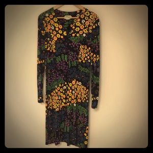 Gorgeous dress with cute black buttons!